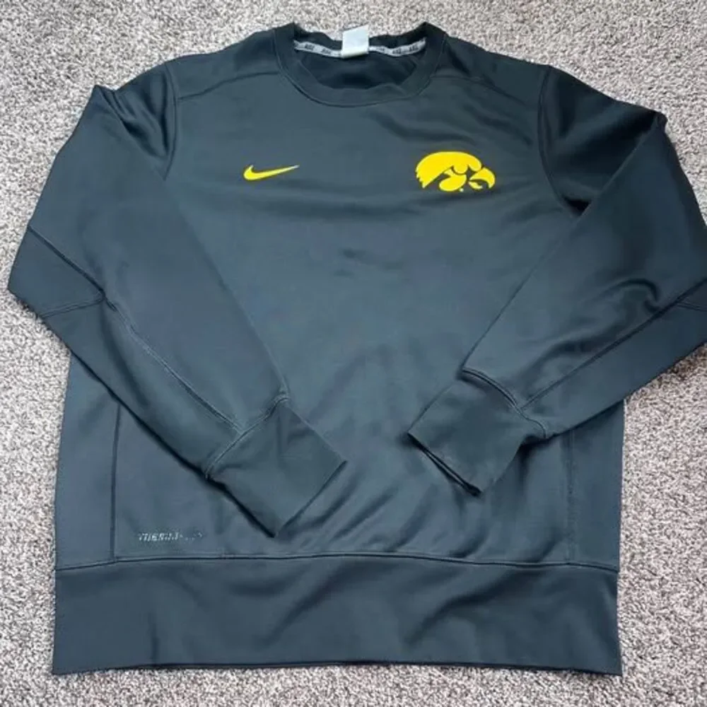 Nike Therma-FIT Iowa Hawkeyes Crewneck Sweatshirt - Size Large